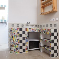 Küchengestaltung mit bunten Bruch-Mosaiken und Musterdruck