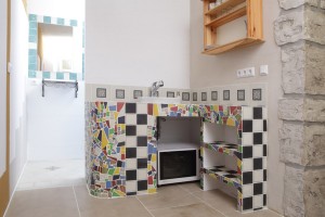 Küchengestaltung mit bunten Bruch-Mosaiken und Musterdruck